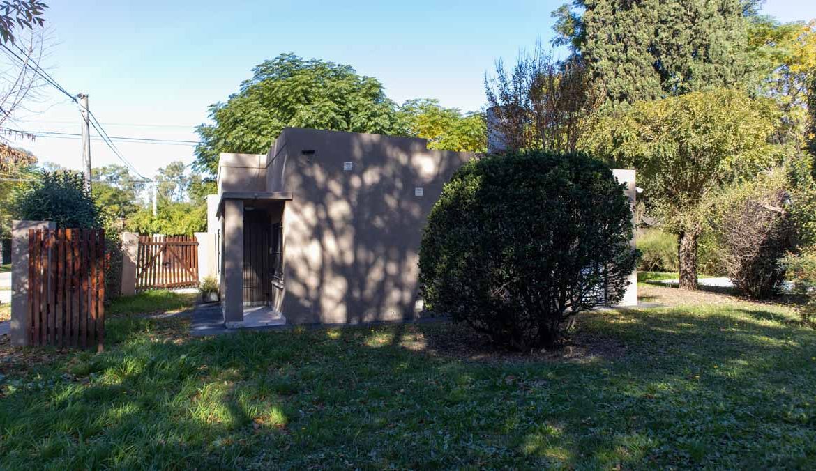 Casa con pileta y quincho en Villa Loguercio