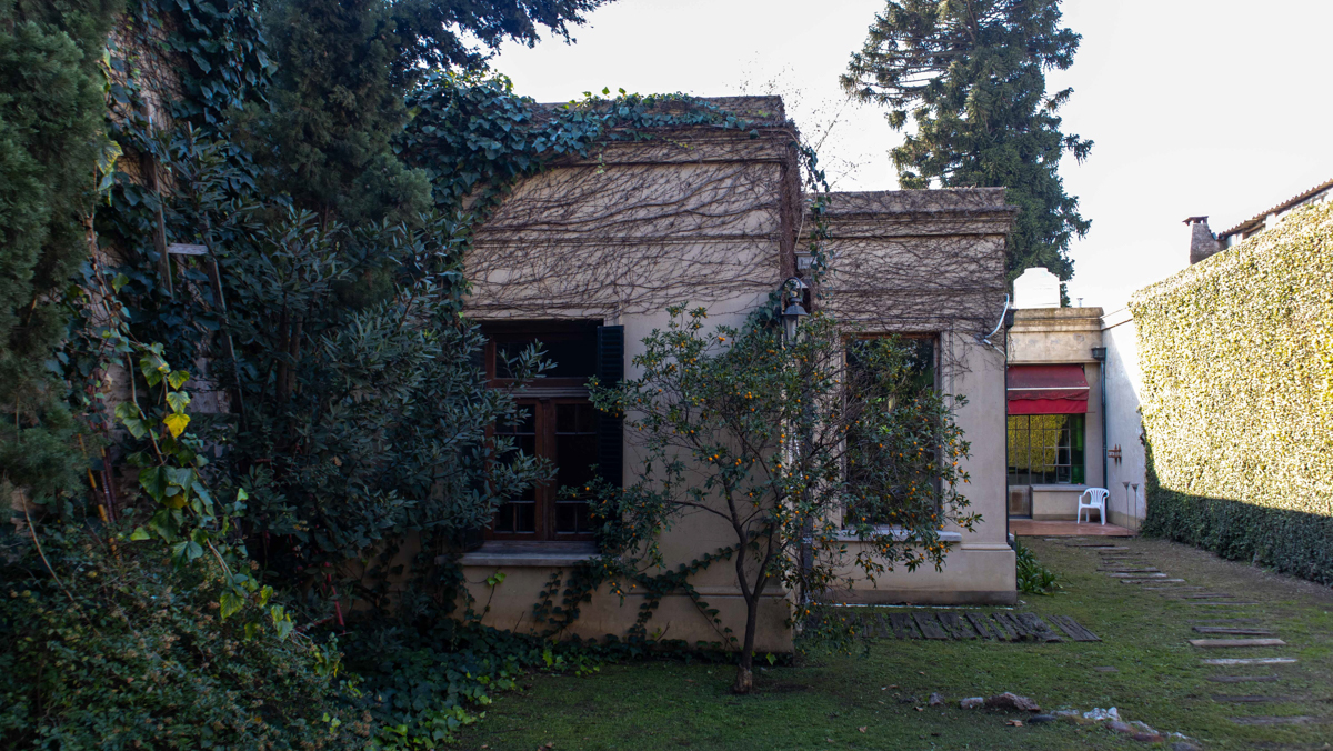 Casa antigua reciclada frente a la Plaza Principal de Lobos
