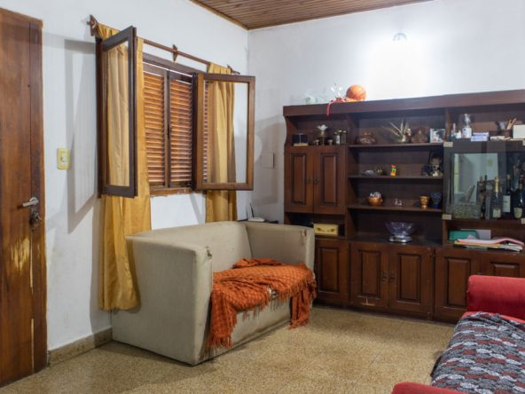 Casa de dos dormitorios con patio y garage