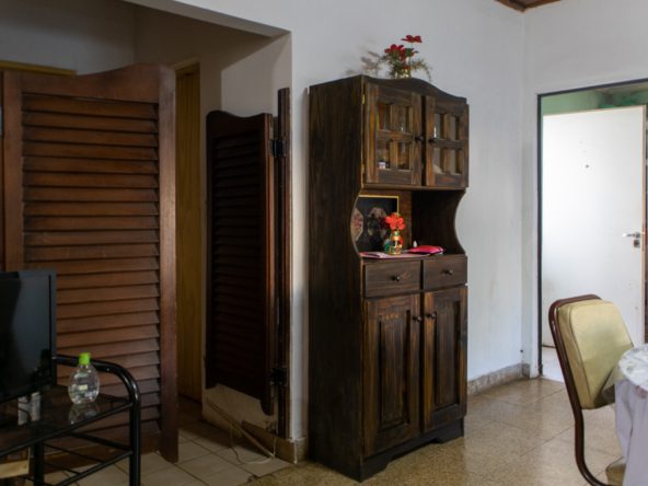 Casa de dos dormitorios con patio y garage