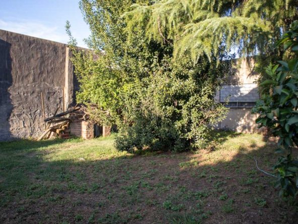 Casa de dos dormitorios con patio y garage