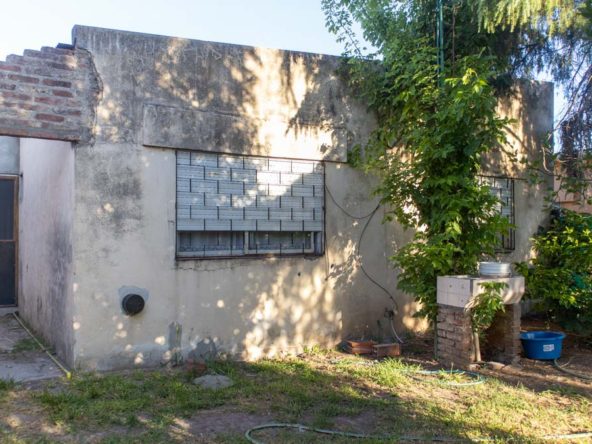 Casa de dos dormitorios con patio y garage