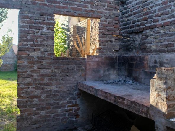 Casa de dos dormitorios con patio y garage