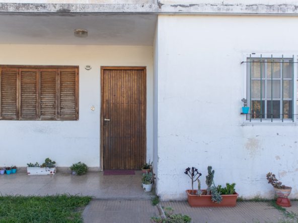 Casa de dos dormitorios con patio y garage