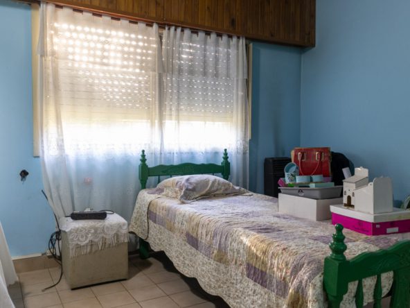 Casa de dos dormitorios con patio y garage