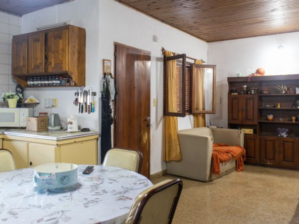 Casa de dos dormitorios con patio y garage