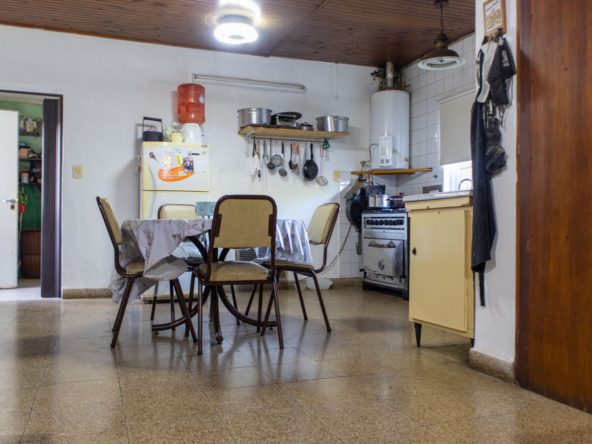 Casa de dos dormitorios con patio y garage