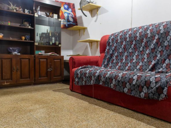 Casa de dos dormitorios con patio y garage