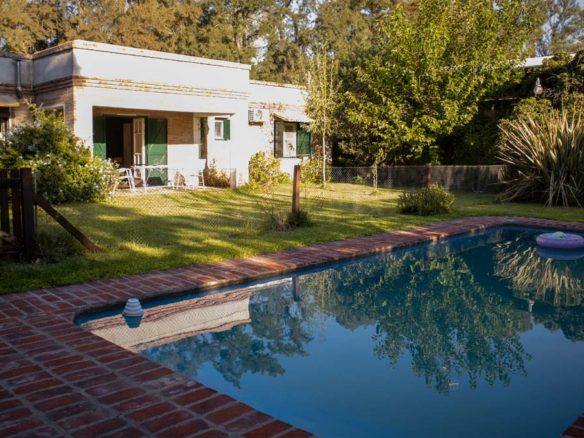 Casa con pileta frente al parque