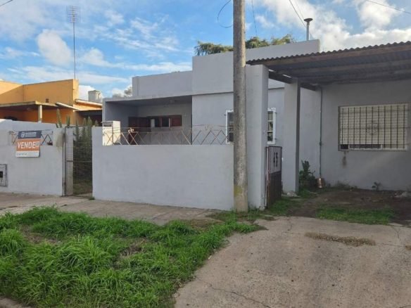 Sebastián Zara Casa de dos dormitorios con patio y garage