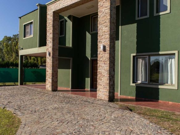 Casa con pileta en el Country Club de Lobos