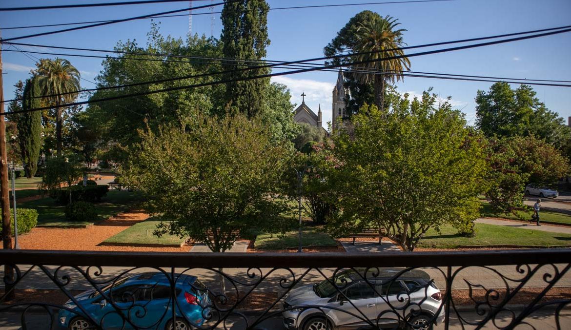 Departamento de dos plantas frente a la plaza principal - Sebastián Zara