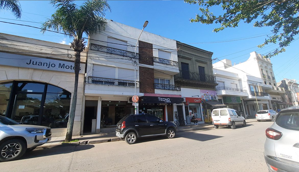 Departamento de dos plantas frente a la plaza principal - Sebastián Zara