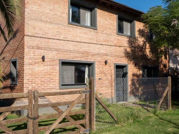 Sebastián Zara Casa de dos plantas en Salvador Maria, Lobos