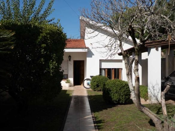 Sebastián Zara Casa de 3 habitaciones con quincho y cochera